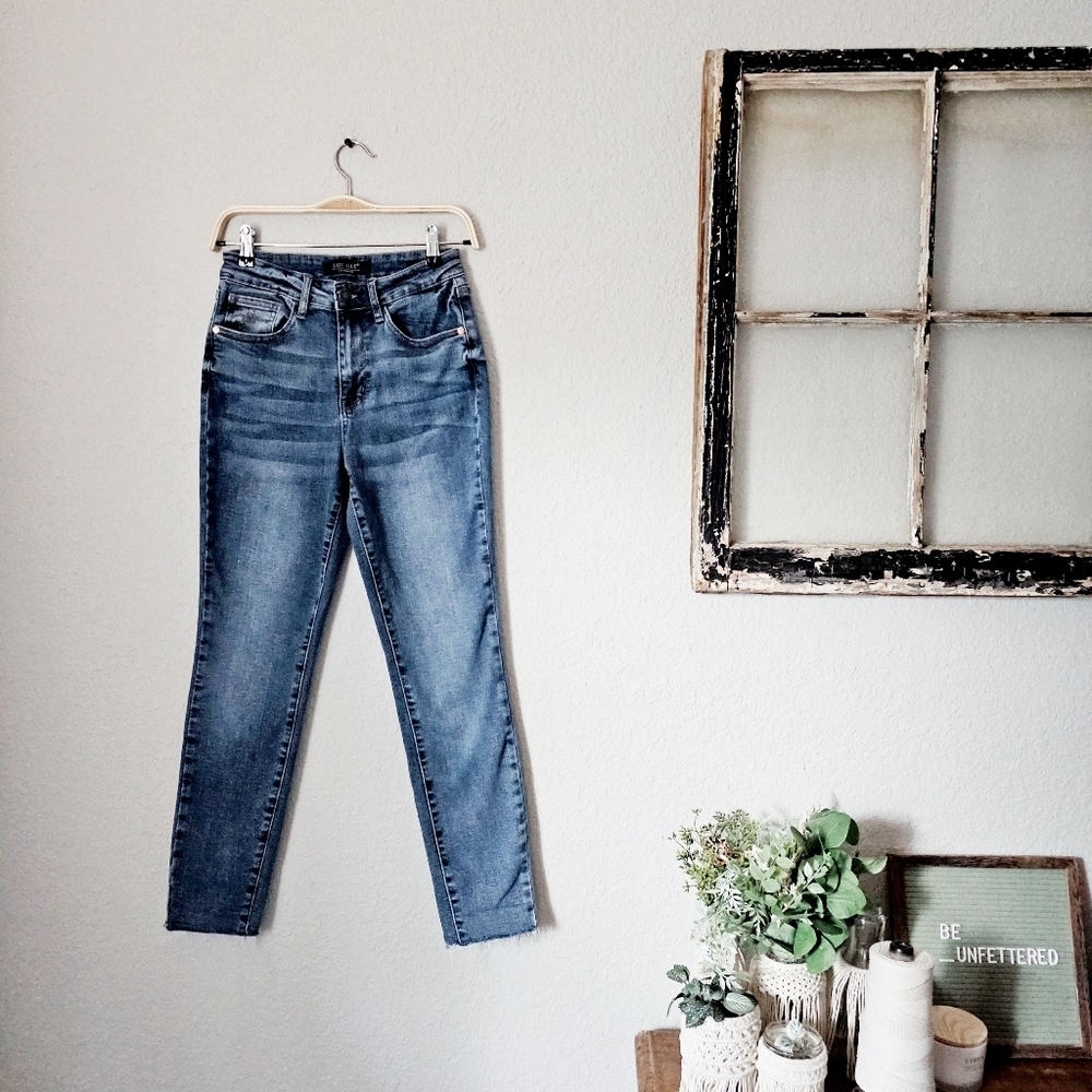 Judy Blue HR Medium Wash Relaxed Fit Jeans Skinny Embroidered Classic 3/26 NWOT